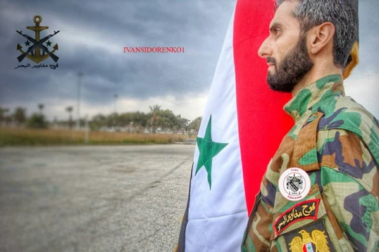 Một lính thủy đánh bộ Syria dưới cờ