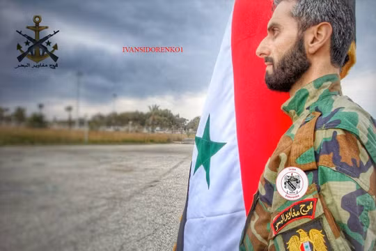 Một lính thủy đánh bộ Syria dưới cờ