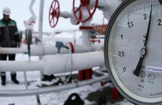 Giá dầu thô Mỹ phá đáy, giá dầu Brent lội ngược dòng