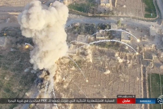 Xe đánh bom tự sát tấn công lực lượng SDF trên chiến trường Deir Ezzor - ảnh Amaq