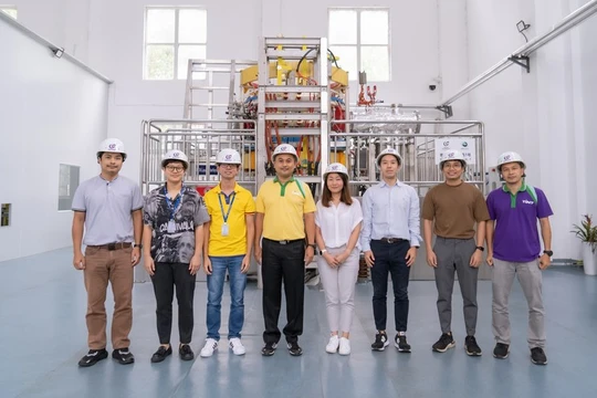 Các nhà khoa học và kỹ sư Thái Lan chụp ảnh trước máy Tokamak 1 (TT-1) tại thành phố Hợp Phì, tỉnh An Huy phía đông Trung Quốc, ngày 24/8/2022. Ảnh Xinhua
