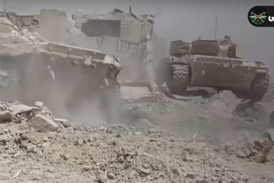 Xe tăng lực lượng Vệ binh Cộng hòa tấn công vào Đông Ghouta - ảnh video truyền thông quân đội Syria