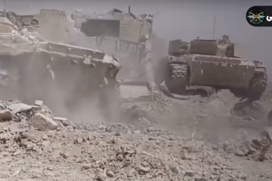 Xe tăng lực lượng Vệ binh Cộng hòa tấn công vào Đông Ghouta - ảnh video truyền thông quân đội Syria