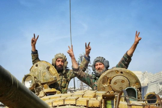 Xe tăng Vệ binh Cộng hòa tiến vào thị trấn vừa giải phóng Beit Naem - ảnh South Front