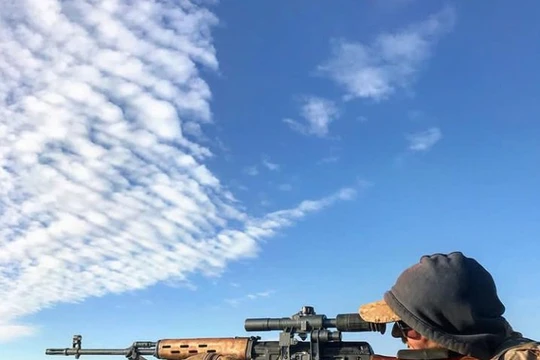 Một xạ thủ bắn tỉa người Kurd thuộc lực lượng YPG.