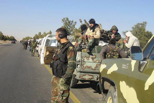 Binh sĩ quân đội Syria trên tuyến đường cao tốc Palmyra - Homs. Ảnh minh họa: Masdar News.