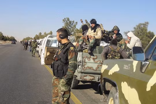 Binh sĩ quân đội Syria trên tuyến đường cao tốc Palmyra - Homs. Ảnh minh họa: Masdar News.