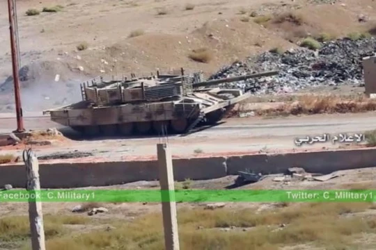 Xe tăng quân đội Syria tấn công trên chiến tuyến Tây Ghouta