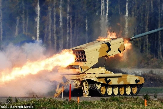 Video: Hỏa lực kinh hoàng của pháo binh Syria giáng xuống IS ở Palmyra