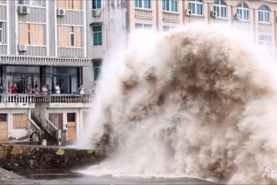 Bão Chan-Hom đổ bộ Trung Quốc, một triệu người sơ tán