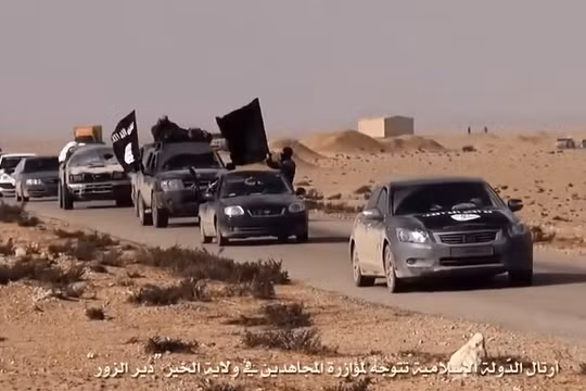 Đoàn xe lực lượng khủng bố IS trên chiến trường Raqqa - ảnh BBC News