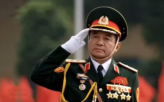 Trung tướng Võ Văn Tuấn trên xe chỉ huy tiến vào lễ đài. Ảnh chụp qua màn hình.