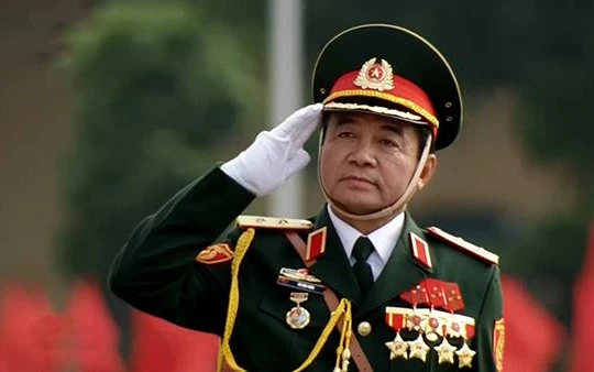 Trung tướng Võ Văn Tuấn trên xe chỉ huy tiến vào lễ đài. Ảnh chụp qua màn hình.