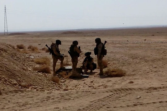 Các quân nhân Nga trên chiến trường sa mạc tỉnh Homs. Ảnh Masdar News