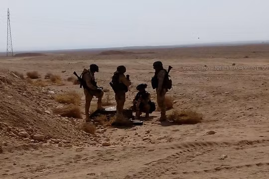 Các quân nhân Nga trên chiến trường sa mạc tỉnh Homs. Ảnh Masdar News