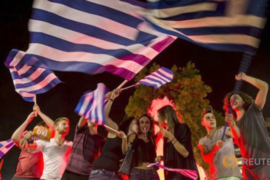 Người dân Hi Lạp ăn mừng chiến thắng khi nói "Không" với gói cứu trợ từ EU-IMF - Ảnh: Reuters