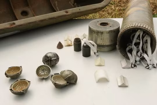 Bom, đạn chùm của rocket pháo phản lực MSLR. Ảnh Military Ukraine. 