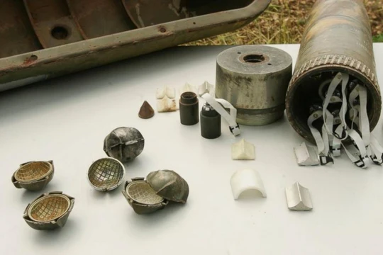 Bom, đạn chùm của rocket pháo phản lực MSLR. Ảnh Military Ukraine. 