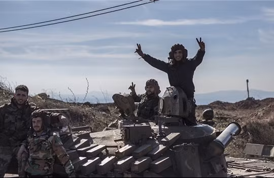 Lực lượng quân tình nguyện Palestine chuẩn bị tiến vào Handarat trên miền Bắc Aleppo