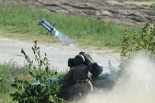 Binh sĩ Ukraina thử nghiệm tên lửa Javelin của Mỹ. Ảnh minh họa South Front
