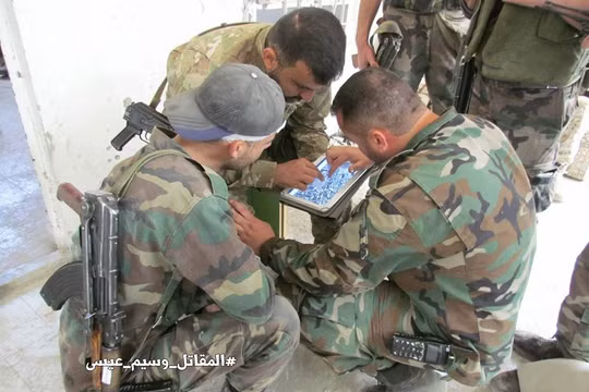 Binh sĩ quân đội Syria chiến đấu trên chiến trường Al-Qaboun, sử dụng máy tính bảng để tổ chức tấn công