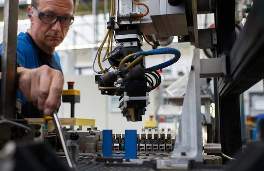 Việc đồng euro mất giá sẽ gây ra tác động tiêu cực như khiến cho doanh nghiệp nhập khẩu gặp khó khăn bởi chi phí nhập hàng hóa sẽ tăng, nhất là với nguyên vật liệu sản xuất. Ảnh: Bloomberg