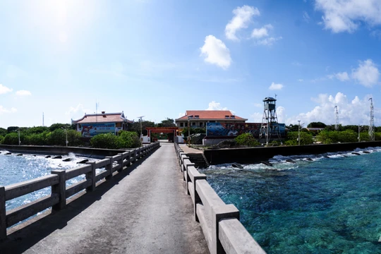 Toàn cảnh đảo Trường Sa lớn nhìn từ cầu tàu - Ảnh: Tùng Đinh 