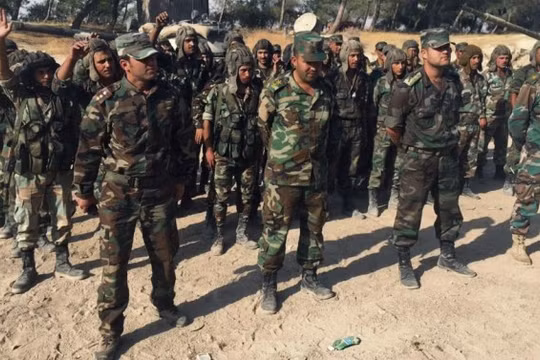 Binh sĩ Quân đội Syria chuẩn bị tấn công trên vùng nông thôn tỉnh Homs