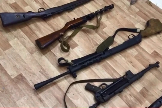 Vũ khí phi pháp trong 1 nhà kho tàng trữ và kinh doanh. Video RT