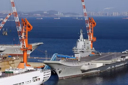 Tàu sân bay Trung Quốc Type001A trong quá trình hoàn thiện. Ảnh SCMP