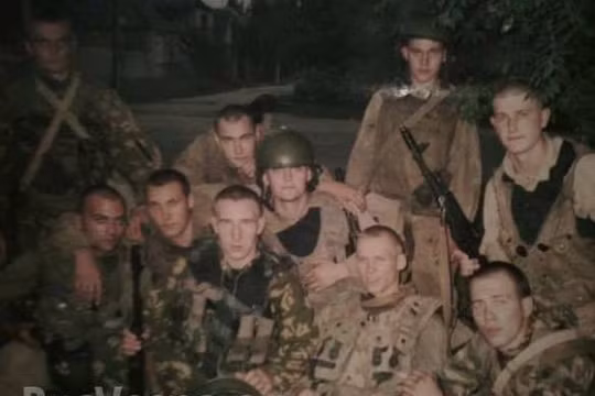 Vadim Tumakov cũng những người đồng ngũ khi ở lực lượng đặc nhiệm Bộ Nội vụ