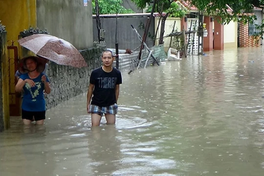 Người dân tổ 2 khu 2 phường Thanh Sơn, TP Uông Bí đi lại khó khăn do mưa lũ - Ảnh: Đức Hiếu