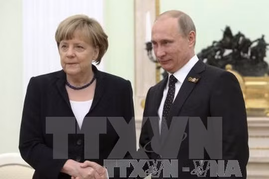 Tổng thống Nga Vladimir Putin (phải) có cuộc gặp với Thủ tướng Đức Angela Merkel (trái). (Ảnh: AFP/TTXVN)