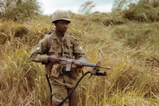 Lính Mỹ với thiết bị dò tìm "đánh hơi",ống thu không khí gắn trên nòng súng