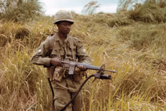 Lính Mỹ với thiết bị dò tìm "đánh hơi",ống thu không khí gắn trên nòng súng