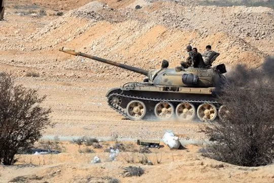 Xe tăng quân đội Syria tiến công trên vùng sa mạc phía đông tỉnh Hama - ảnh minh họa Masdar News