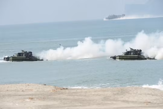 Tàu đổ bộ của hải quân Mỹ trong một cuộc tập trận với hải quân Philippines trên biển Đông - Ảnh: AFP