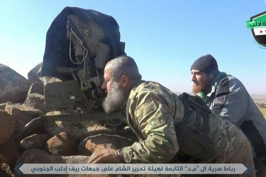 Xạ thủ chống tăng tổ chức khủng bố HTS, trước khi bị thương vì bị trúng tên lửa chống tăng - ảnh minh họa Masdar News