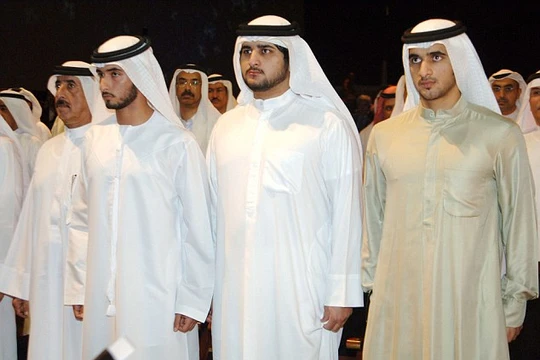 Anh em: Rashid (phải) chụp chung với anh em của ông Sheikh Majid (trái) và Sheikh Maktoum trong năm 2007