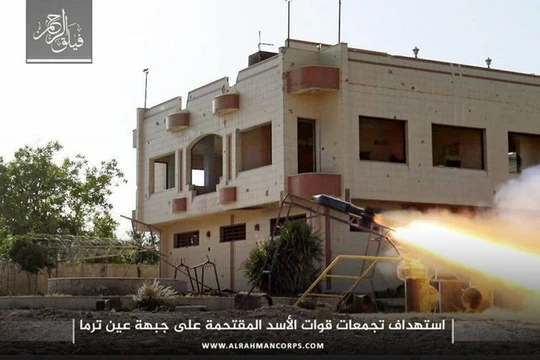 Lực lượng nhóm Failaq Al-Rahman sử dụng tên lửa tự chế tấn công chiến tuyến quân đội Syria