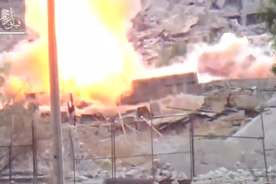 Một chiếc xe tăng của quân đội Syria trúng đạn chống tăng của phiến quân - ảnh minh họa video