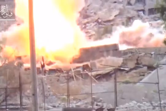 Một chiếc xe tăng của quân đội Syria trúng đạn chống tăng của phiến quân - ảnh minh họa video