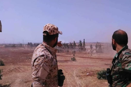 Các sĩ quan Syria trên chiến trường khu trang trại miền Nam Al-Mallah