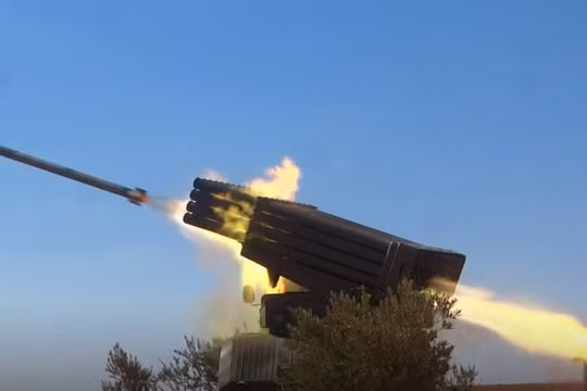 Pháo phản lực quân đội Syria đánh phá khốc liệt lực lượng Hồi giáo cực đoan ở Hama, Idlib. Ảnh South Front