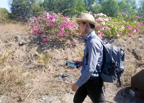 Các chuyên viên chia thành nhiều hướng để tìm kiếm suốt nhiều giờ. Ảnh: Xuân Mai