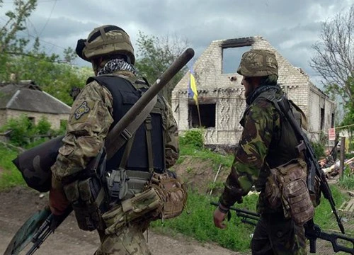 Binh lính Ukraine tham chiến tại khu vực gần sân bay Donetsk