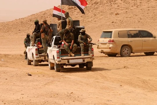 Quân đội Iraq tiến công IS trên vùng sa mạc thuộc tỉnh Anbar - ảnh Masdar News