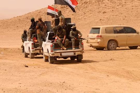 Quân đội Iraq tiến công IS trên vùng sa mạc thuộc tỉnh Anbar - ảnh Masdar News