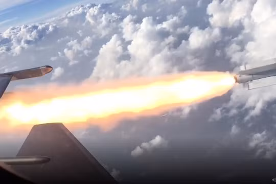 Máy bay chiến đấu Nga phóng tên lửa tiêu diệt mục tiêu trên biển Den. Video Russian Gazeta