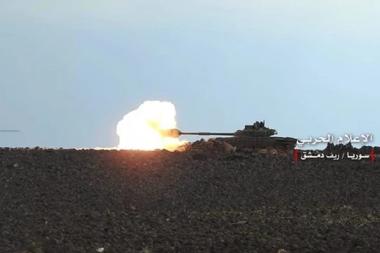Xe tăng quân đội Syria tấn công trên hoang mạc al-Safa. Ảnh minh họa: Masdar News.